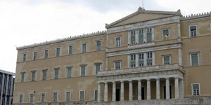 Υπάλληλος της Βουλής παραλίγο να σκοτωθεί ενώ καθάριζε τον θόλο από την πλημμύρα