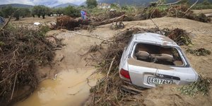 Πολλά αυτοκίνητα καταστράφηκαν (Φωτογραφία: MOTIONTEAM/ΦΑΝΗ ΤΡΥΨΑΝΗ)