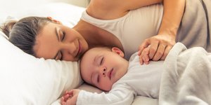 Ενα βρέφος κοιμάται στο κρεβάτι της μητέρας του