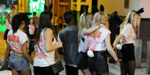 Οι νέοι της Βρετανίας δεν βάζουν μυαλό: Εξευτελιστικές σκηνές μεθυσιού στο έθιμο