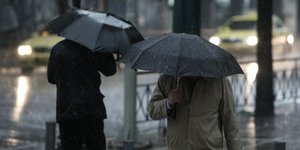Αθηναίοι με ομπρέλες στη βροχή / Εικόνα αρχείου: SOOC