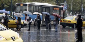 Απεργία και βροχή έφεραν το απόλυτο χάος στους δρόμους