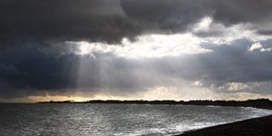 Ζεστός και βροχερός ο καιρός την Κυριακή