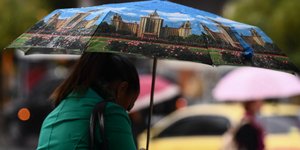 Γυναίκα στην βροχή/ Φωτογραφία: INTIME NEWS- ΒΑΡΑΚΛΑΣ ΜΙΧΑΛΗΣ 