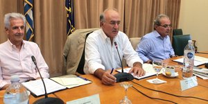 Ο πρύτανης του ΤΕΙ Πειραιά (στο κέντρο) ανακάλεσε την παραίτησή του (Φωτογραφία: ΑΠΕ-ΜΠΕ/Παντελής Σαίτας)