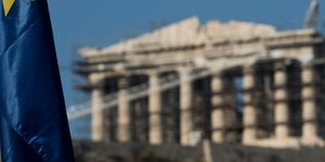 Reuters: Η άρση του waiver μπορεί να βοηθήσει στην ενίσχυση της εμπιστοσύνης προς την ελληνική οικονομία (Φωτογραφία: AP Photo/Petros Giannakouris)