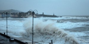 Πελώρια κύματα «μαστιγώνουν» την προκυμαία του Aberystwyth στη δυτική Ουαλία (Φωτογραφία: Twitter) 