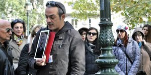 Ο Τάσος Παπαδόπουλος ξεναγεί την ομάδα 