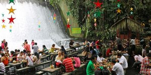 Το μαγευτικό εστιατόριο της Villa Escudero - «Βυθισμένο» στα νερά ενός εντυπωσια