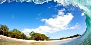 Ενας ριψοκίνδυνος φωτογράφος φλερτάρει με τα πελώρια κύματα σε ένα φωτογραφικό ά