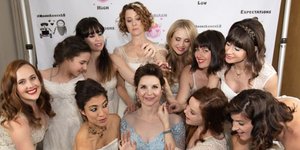 Η νύφη με τις καλεσμένες της που φορούν όλες νυφικό. Φωτογραφία: Instagram 