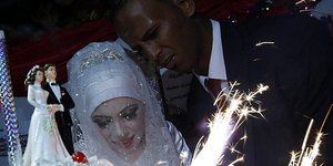 Νεαρό ζευγάρι από τη Γάζα παντρεύτηκε με τη βοήθεια του ΟΗΕ -Σε καταφύγιο προσφύ