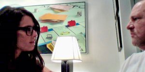 H Μελίσσα Τόμπσον με τον Χάρβεϊ Γουάινστιν σε στιγμιότυπο από το επίμαχο βίντεο (Φωτογραφία: ΑΡ/Sky News) 