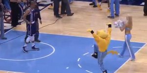 Η βεντέτα του NBAer με τη... μασκότ [βίντεο]