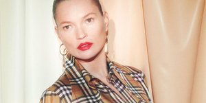 Η Kate Moss με κομμάτι από τη συλλογή/ Φωτογραφία: Burberry