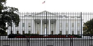 Φωτογραφία: Εσωτερική έρευνα στον Λευκό Οίκο για τη χρήση ιδιωτικών λογαριασμών ηλεκτρονικού ταχυδρομείου/AP