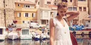 Μοντέλο ποζάρει στο φακό/ Φωτογραφία: Sezane