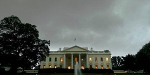 Μαύρα σύννεφα πάνω από τον Λευκό Οίκο (Φωτογραφία: ΑΡ) 