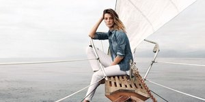 Mοντέλο ποζάρει στον φακό: Φωτογραφία: AG Jeans/Spring 2015