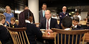 Ο πρίγκιπας Γουίλιαμ τρώει με chopsticks μαζί με τα παιδιά. Φωτογραφία: Twitter