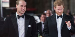 Ο πρίγκιπας Γουίλιαμ με τον πρίγκιπα Χάρι. Φωτογραφία: AP