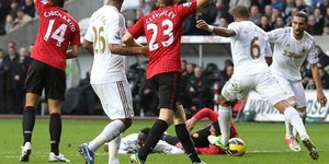 Κλώτσησε την μπάλα με δύναμη στο κεφάλι του πεσμένου Φαν Πέρσι [βίντεο]