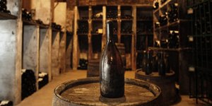 Το κρασί Vin Jaune που πουλήθηκε για 103.700 ευρώ. Φωτογραφία: AP