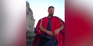 Φωτογραφίες-Βίντεο; Daily Mail