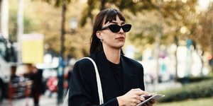 Μια γυναίκα με μαύρα γυαλιά