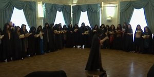 Οι μάγισσες σχημάτισαν έναν «κύκλο δύναμης» υπέρ του Βλαντίμιρ Πούτιν (Φωτογραφία: YouTube)