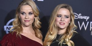 Η Ρις Γουίδερσπουν με την κόρη της (Φωτογραφία: AP/ Jordan Strauss)