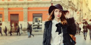 Μια fashion editor φοράει γούνινο παλτό