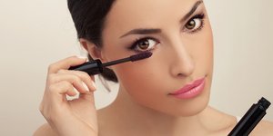 Γιατί πρέπει πάντα να αφαιρούμε τη μάσκαρα πριν κοιμηθούμε το βράδυ. Φωτογραφία: SHutterstock
