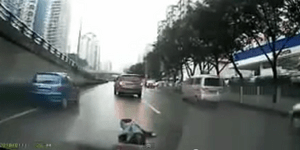 Γυναίκα πέφτει ξερή στη μέση του δρόμου – Μεγάλη ηθοποιός ή θεότρελη; [βίντεο]