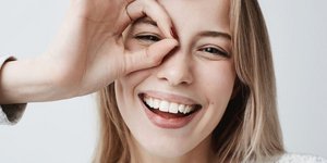 Γυναίκα ποζάρει στον φακό/Φωτογραφία Shutterstock