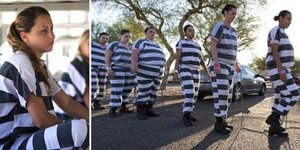 Μια ημέρα με τις αλυσοδεμένες γυναίκες που θάβουν πτώματα! [εικόνες]