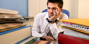 Πώς να γίνετε πιο θετικοί στη δουλειά σας: Αντιμετωπίστε την καθημερινότητα με α