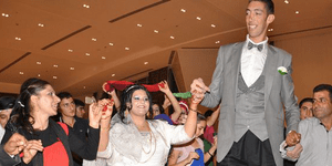 Το μέγεθος δεν μετράει στο γάμο- Παντρεύτηκε ο ψηλότερος άνθρωπος στον κόσμο και