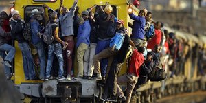 Ετσι μετακινούνται οι πολίτες σε όλο τον κόσμο -Απίστευτες εικόνες από τη ζούγκλ