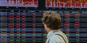 Στο κόκκινο τα δεκαετή ομόλογα