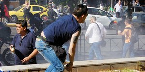 Κατάθεση φωτορεπόρτερ που χτυπήθηκαν από Χρυσαυγίτες: Μας βιντεοσκοπούν και μας 