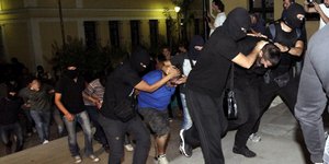 Χρυσαυγίτης έκλαιγε με αναφιλητά και ρωτούσε τους αστυνομικούς στη ΓΑΔΑ: «Τι θα