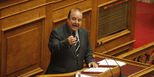 Κραυγές και χοντράδες στη Βουλή ενώ η Ελλάδα αγωνιά για τη δόση