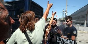 Συνάντηση Βρούτση με τους απεργούς της Χαλυβουργίας
