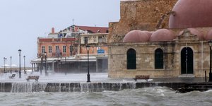 Η κακοκαιρία χτυπάει αλύπητα το παλιό λιμάνι των Χανίων / Φωτογραφία: Intimenews/Μάκης Καρτσωνάκης