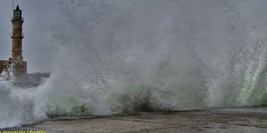 Τα κύματα «σκέπασαν» το Ενετικό λιμάνι των Χανίων