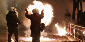 Κουκουλοφόροι τα έσπασαν 01