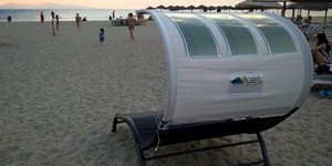 Φωτοβολταϊκή ξαπλώστρα/ Φωτογραφία: greenagenda.gr