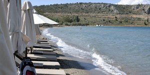 ξαπλώστρες σε παραλία/Φωτογραφία: Eurokinissi/ΒΑΣΙΛΗΣ ΠΑΠΑΔΟΠΟΥΛΟΣ