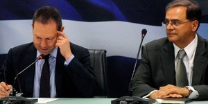 Ο Γκίκας Χαρδούβελης συστήνει τον... Γιάννη Στουρνάρα στη Βουλή -Εν αναμονή αντι